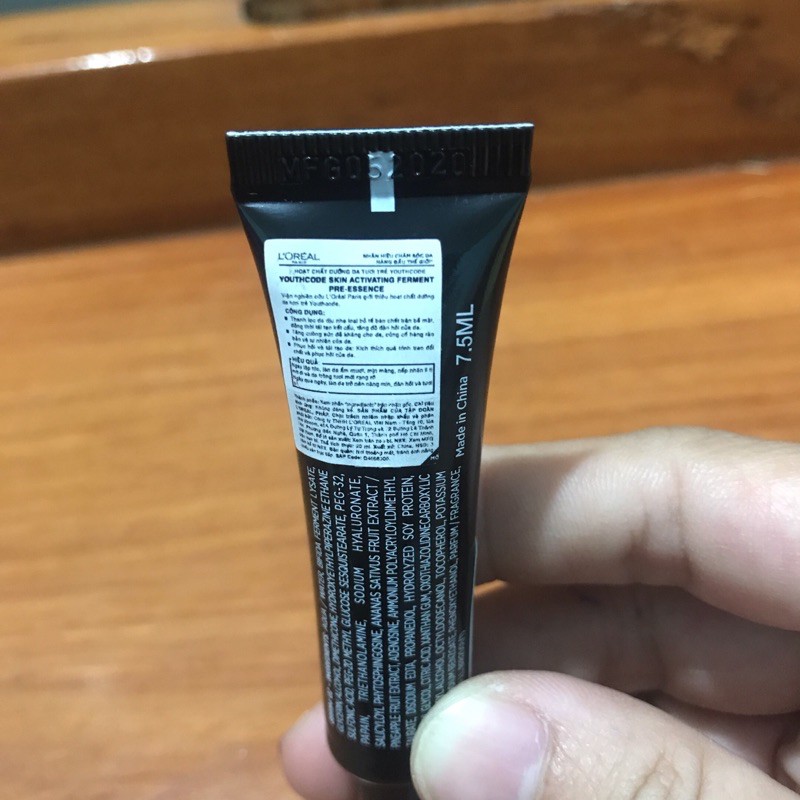 (mẫu thử 7.5ml Màu Đen) 1 Tuýp Hoạt chất trẻ hóa da L'Oreal Paris Youth Code 7.5ml