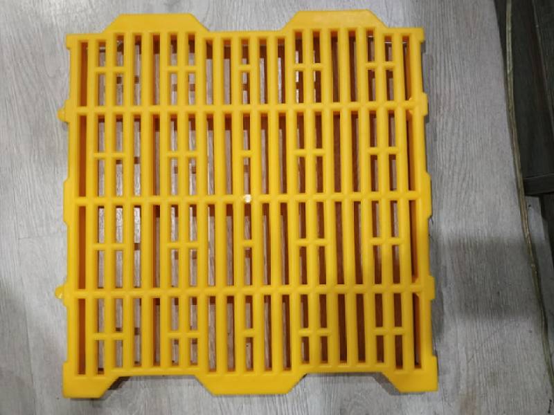 Tấm nhựa lót sàn chuồng chó chuồng heo