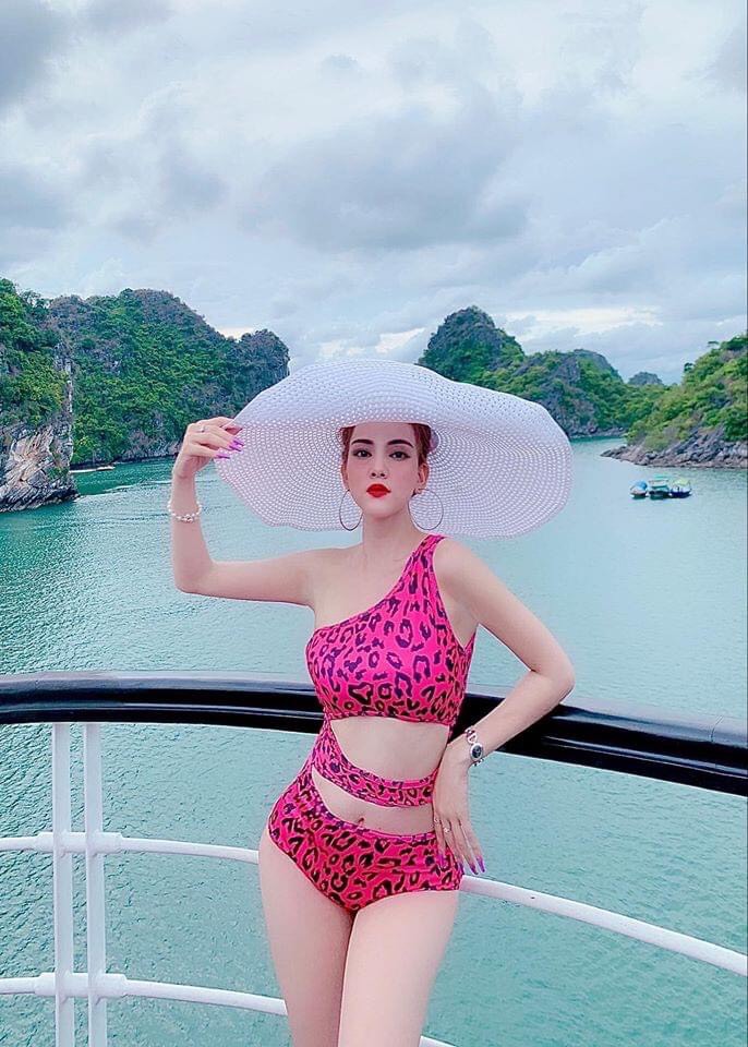 Bikini lệch vai da beo hồng