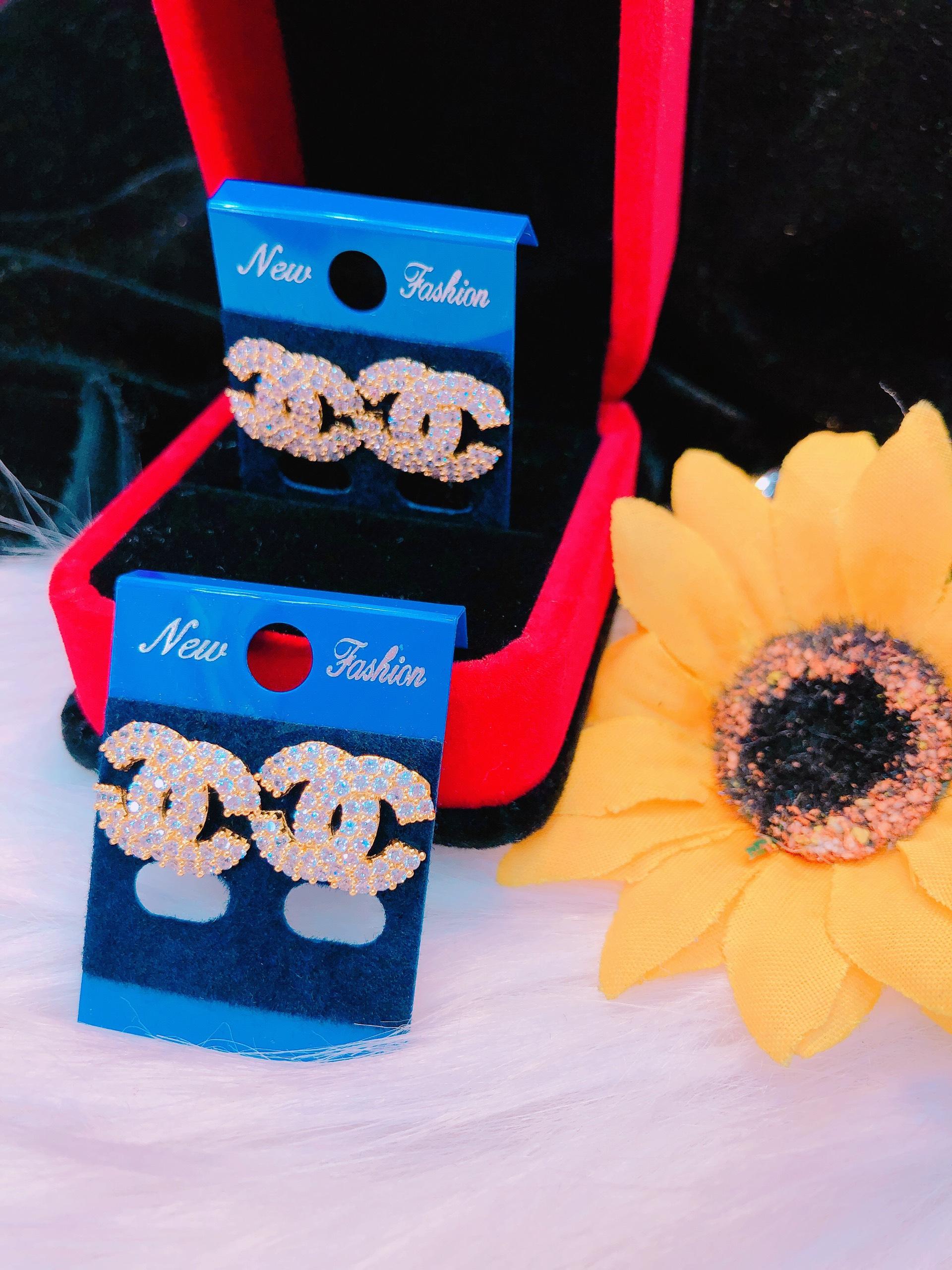 Bông tai hoa tai nữ chữ X dát pha lê lấp lánh cao cấp thiết kế thời trang Trang Sức Miga VB28081901 - đeo đi tiệc đi chơi làm công sở cực sang chảnh và quý phái