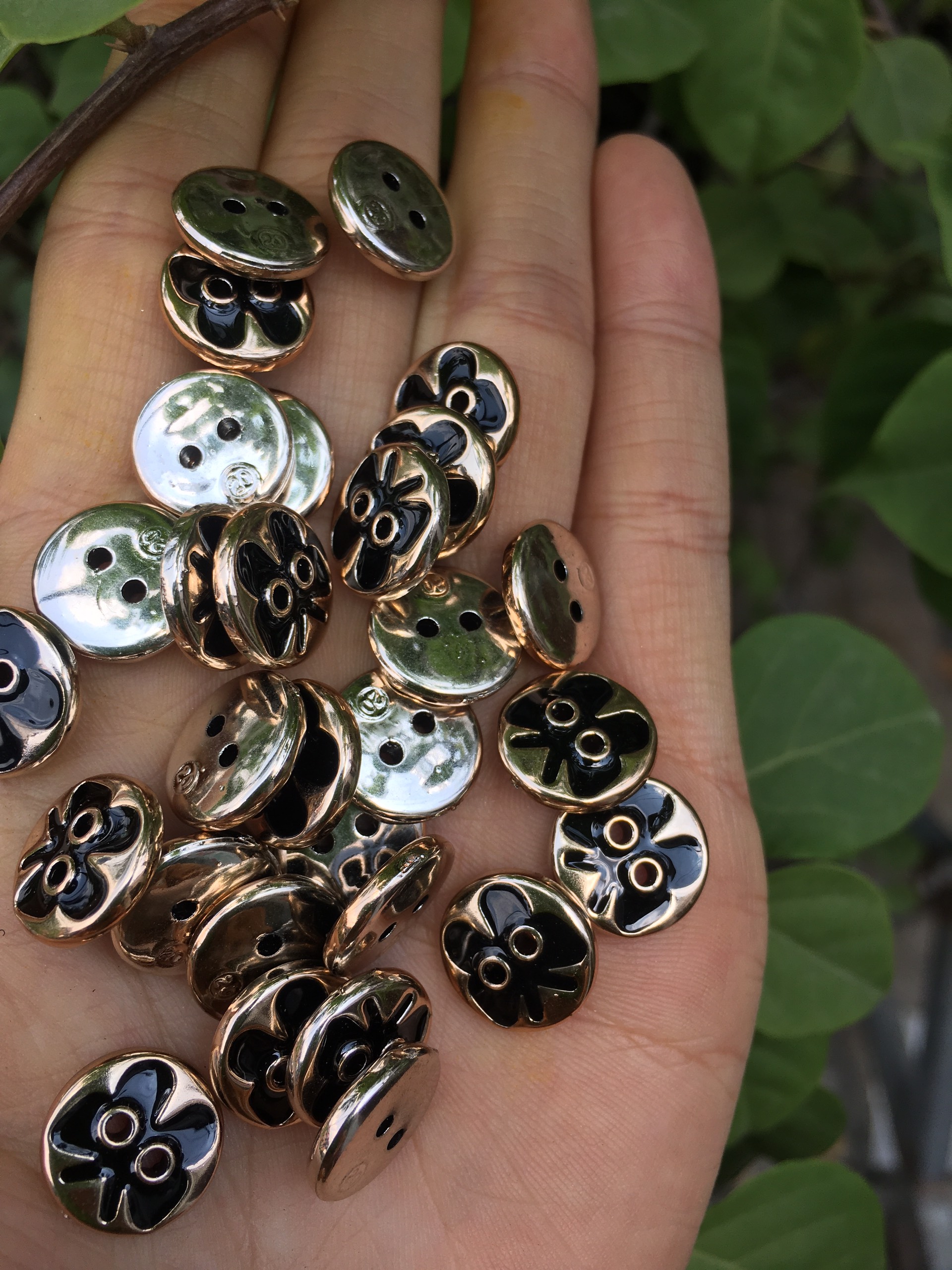 100 nut nhựa hình con bướm