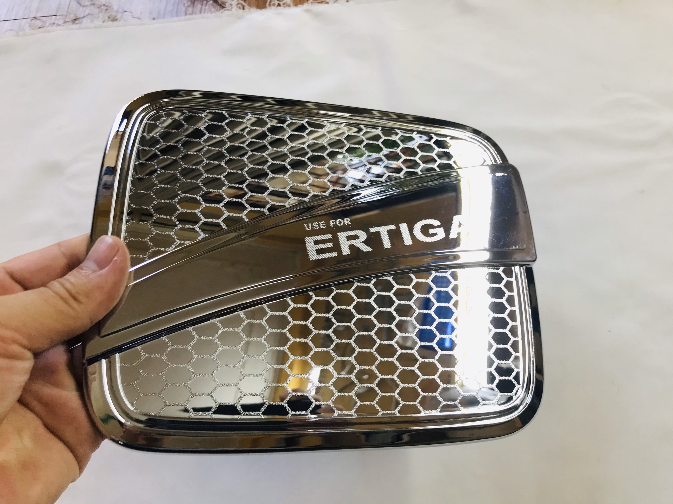 Ốp nắp bình xăng xe suzuki ertiga 2019- 2021, 2022, 2023 mạ crom cao cấp