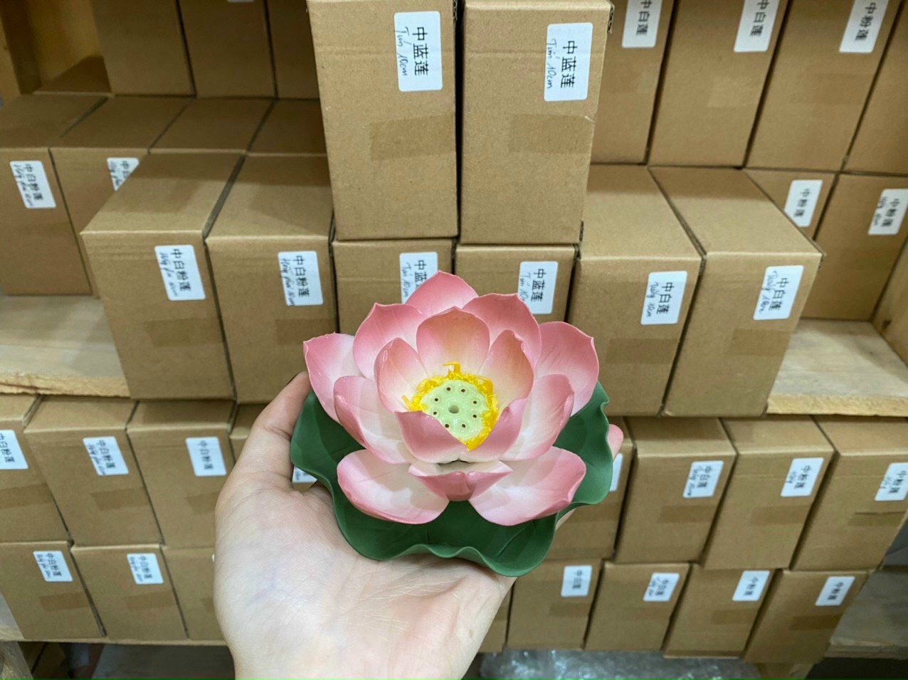 Đế hoa sen cắm nhang, hoa sen sứ thả bể nước minh đường tụ thuỷ