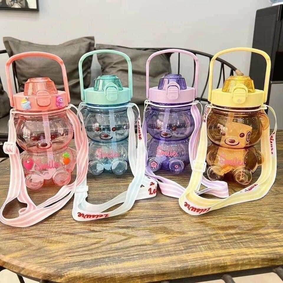 Bình đựng nước uống, sữa, nước trái cây có ống hút silicon chống sặc kèm quai đeo tiện dụng cho trẻ em, chất liệu bình bằng nhựa an toàn thiết kế hình gấu xinh xắn bé nào cũng  thích