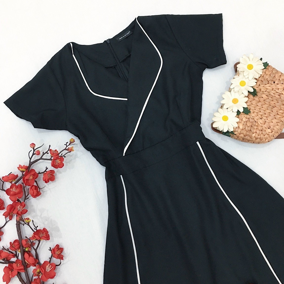 Đầm sơ mi đen viền trắng