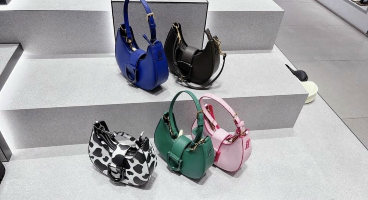 TÚI ĐEO CHÉO NỮ ITZY FULLBOX Size :19cm*6cm*11cm