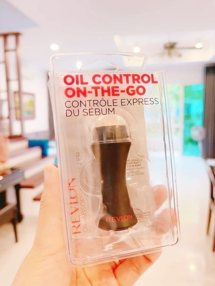 THANH LĂN HÚT DẦU Revlon Oil  Absorbing Volcanic Roller