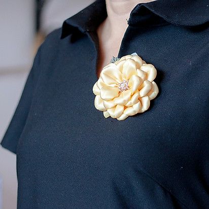 Hoa cài áo handmade lụa gấm vàng nhạt