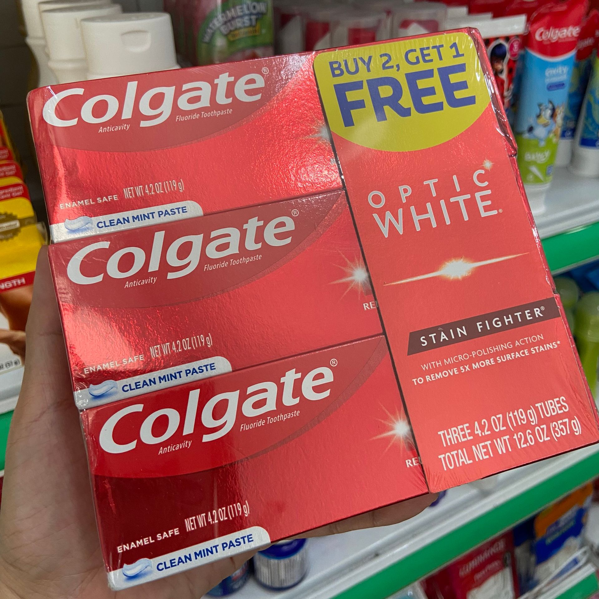 Kem đánh răng siêu trắng Colgate Optic White 119g