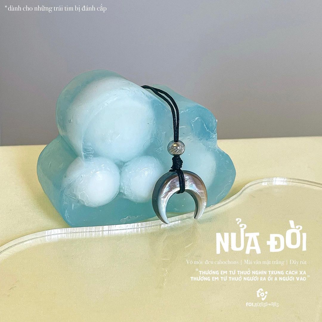 Vòng cổ Nửa đời