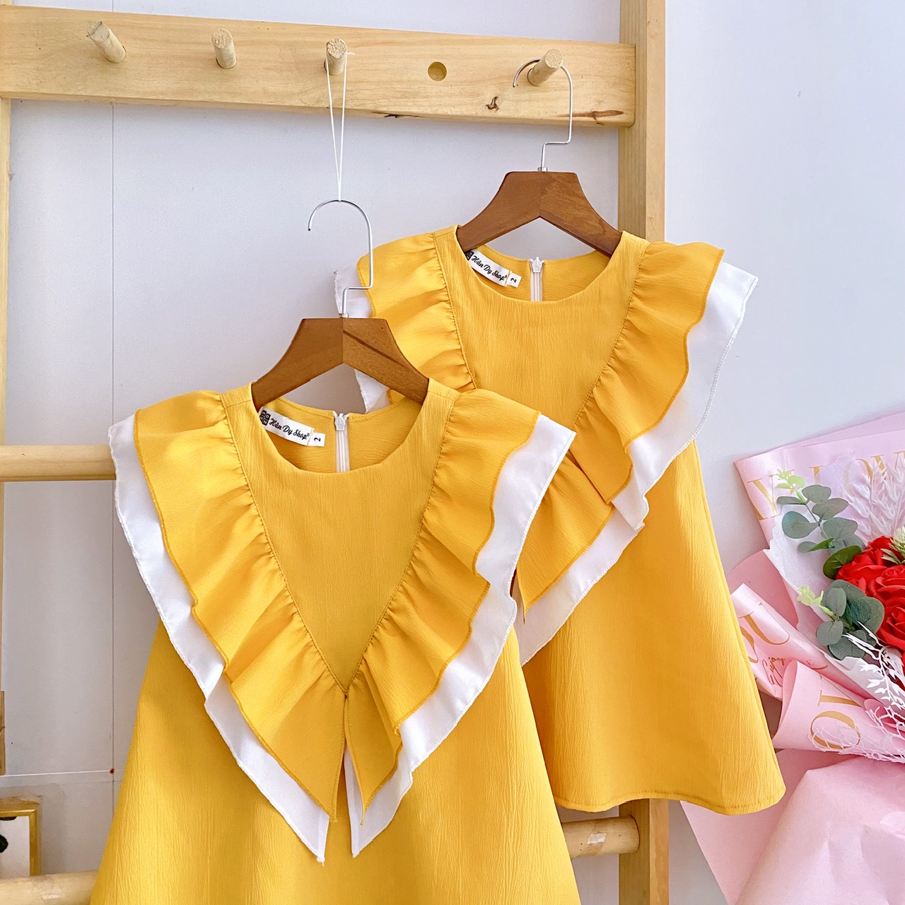 Đầm cổ tròn nhún bèo phối trắng dáng A