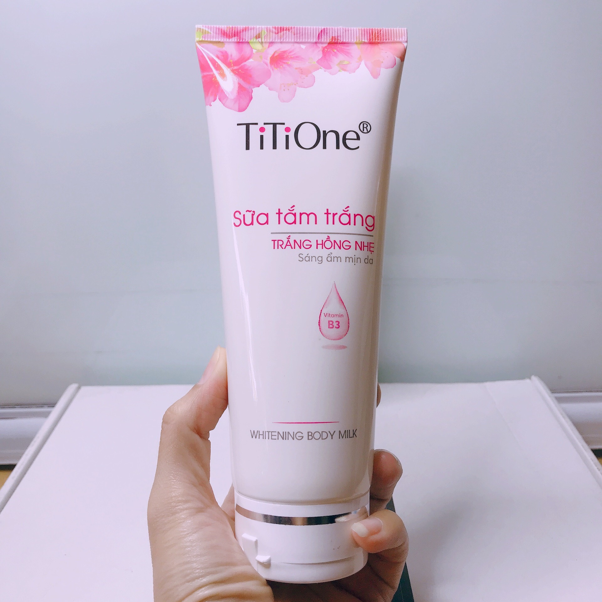 Sữa Tắm Trắng TiTiOne Trắng Hồng Nhẹ 200g