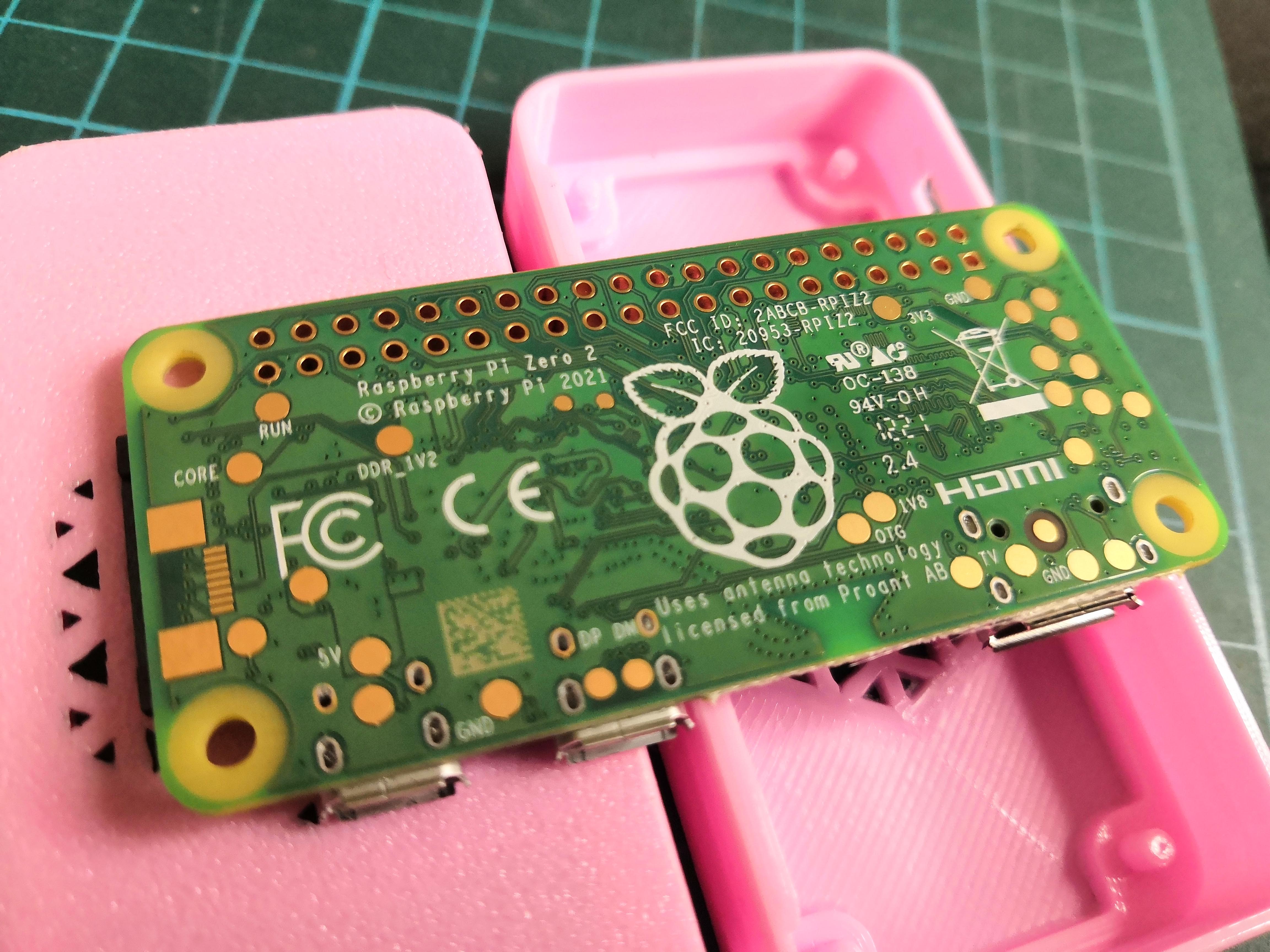 Raspberry Pi Zero 2 W (chưa hàn header) và WCH (đã hàn sẵn header có màu)