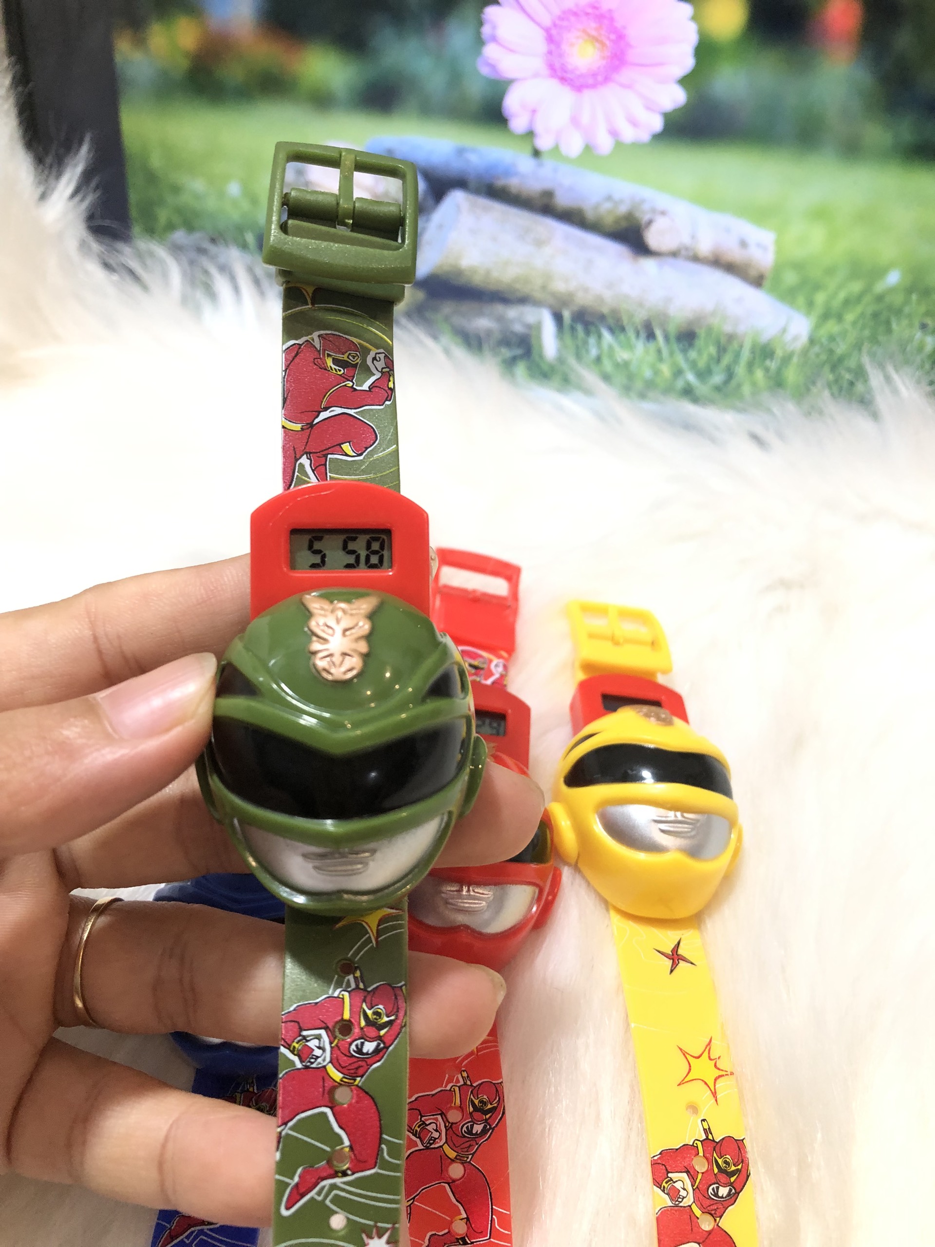 Đồng hồ bấm hình siêu nhân cho bé trai