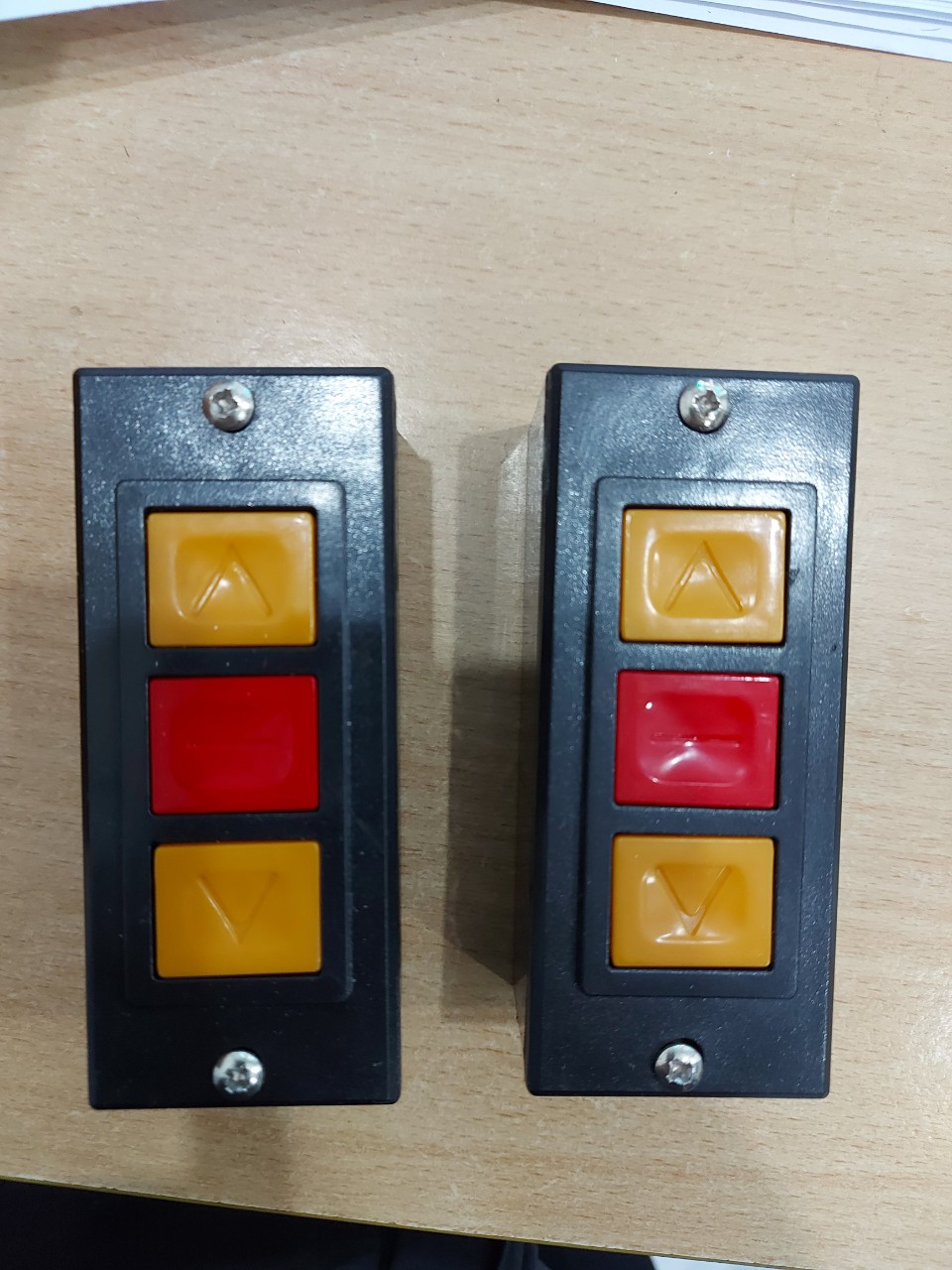 Nút nhấn điều khiển cửa cuốn