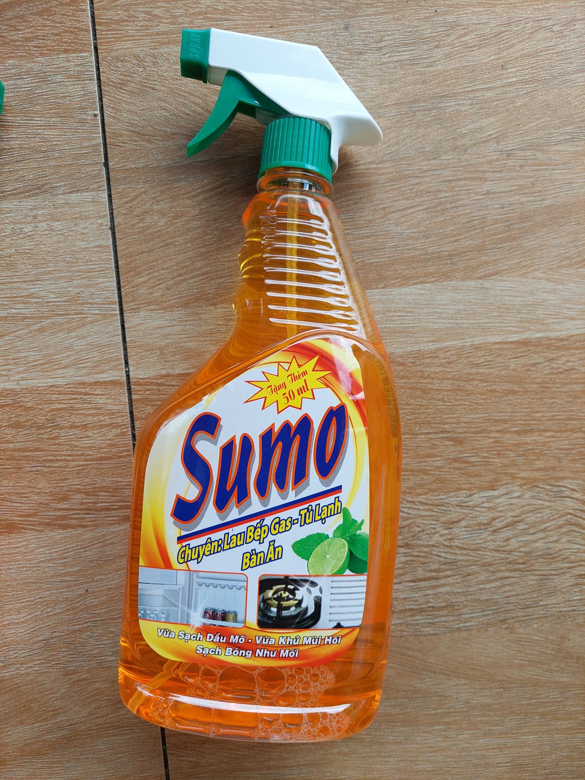 Nước lau bếp ga, tủ lạnh, bàn ăn chai 850ml sumo