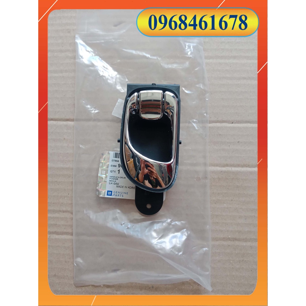 TAY MỞ CỬA TRONG VIVANT