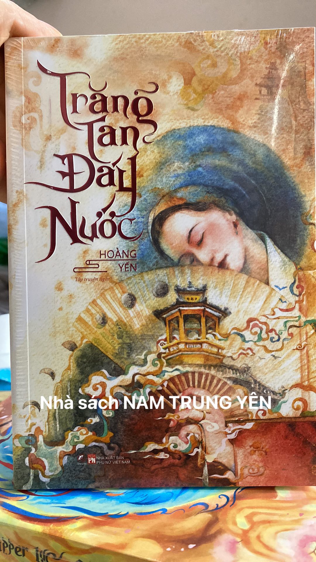 Sách trăng tan đáy nước - hoàng yến
