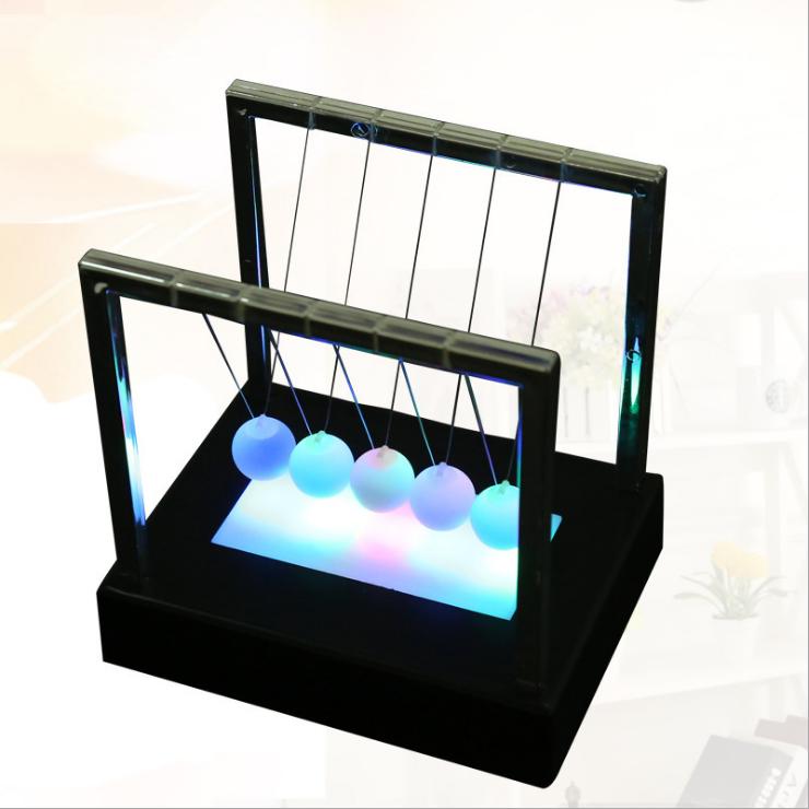 Con lắc Newton mẫu mới có dạ quang phát sáng độc đáo
