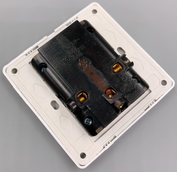 Mặt ổ cắm 6 lổ đa năng10A 250V