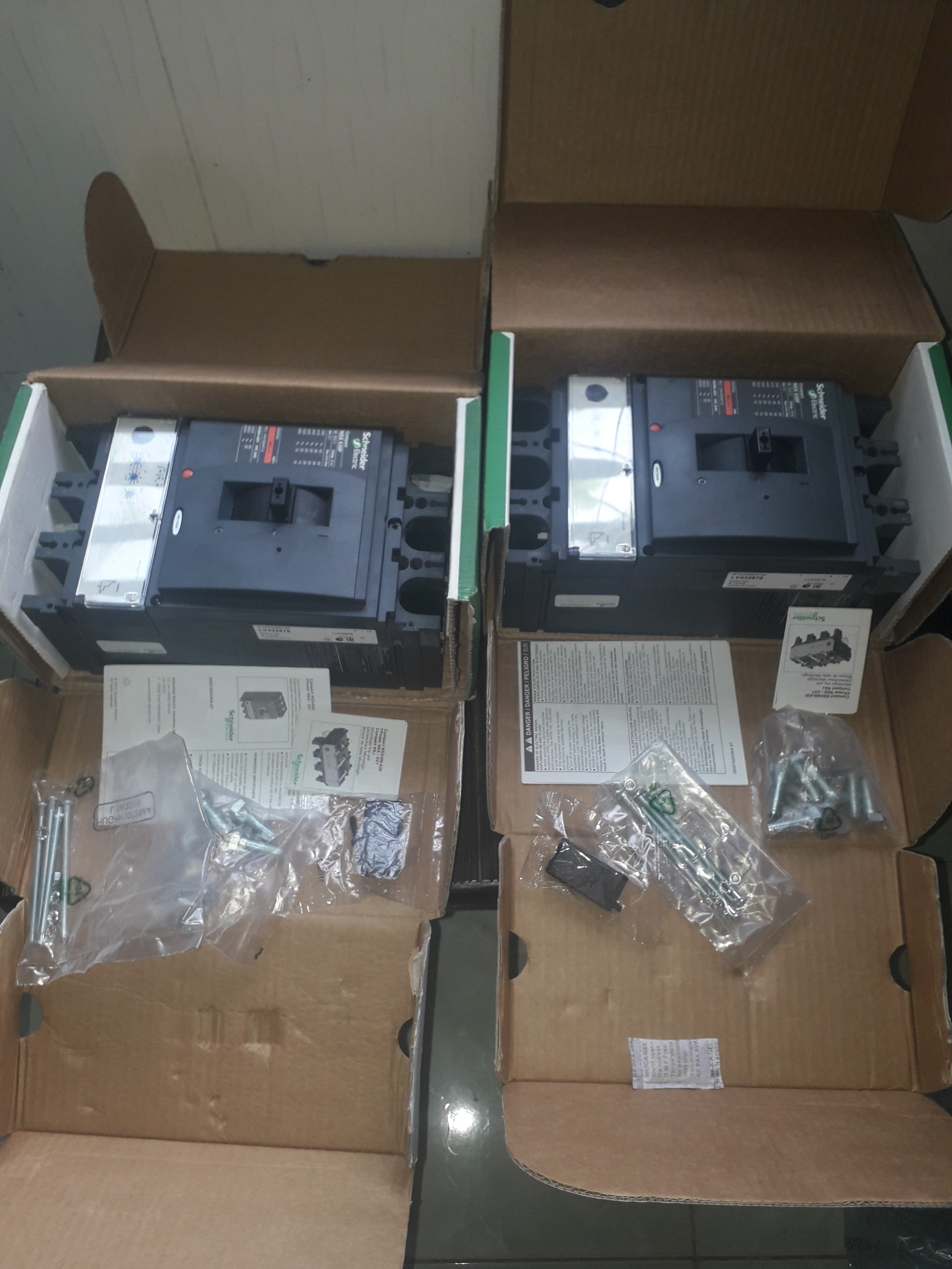 Cầu dao khối mccb lv432893 schneider dòng nsx 3p-630a icu 50ka