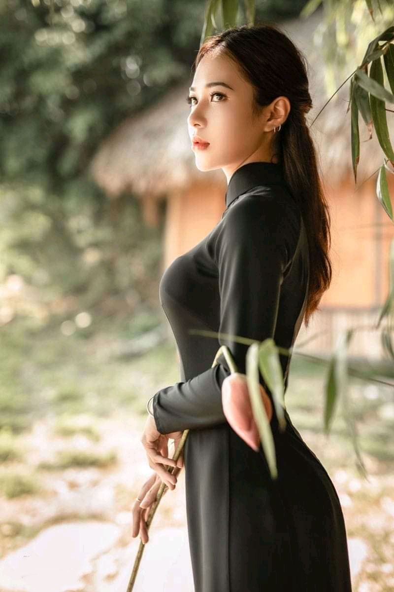 Áo dài đen truyền thống nữ dáng 2 tà chiết eo duyên dáng may sẵn chụp hoa sen [Có nhận may đo]