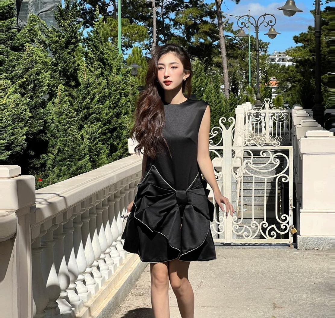COCO SIN - Đầm Phi Lụa Đen Nơ Đính Đá