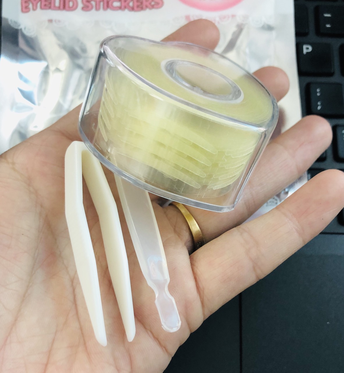 Cuộn 240 Miếng Dán Kích Mí Tặng Kèm Nhíp