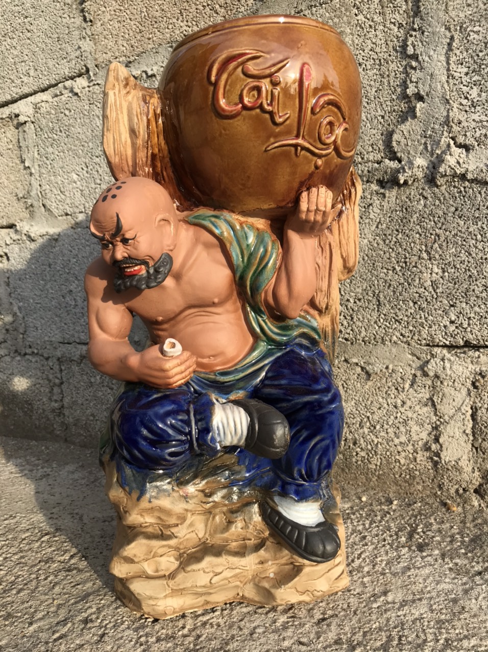 Chậu tượng Lỗ Trí Thâm tựa đá