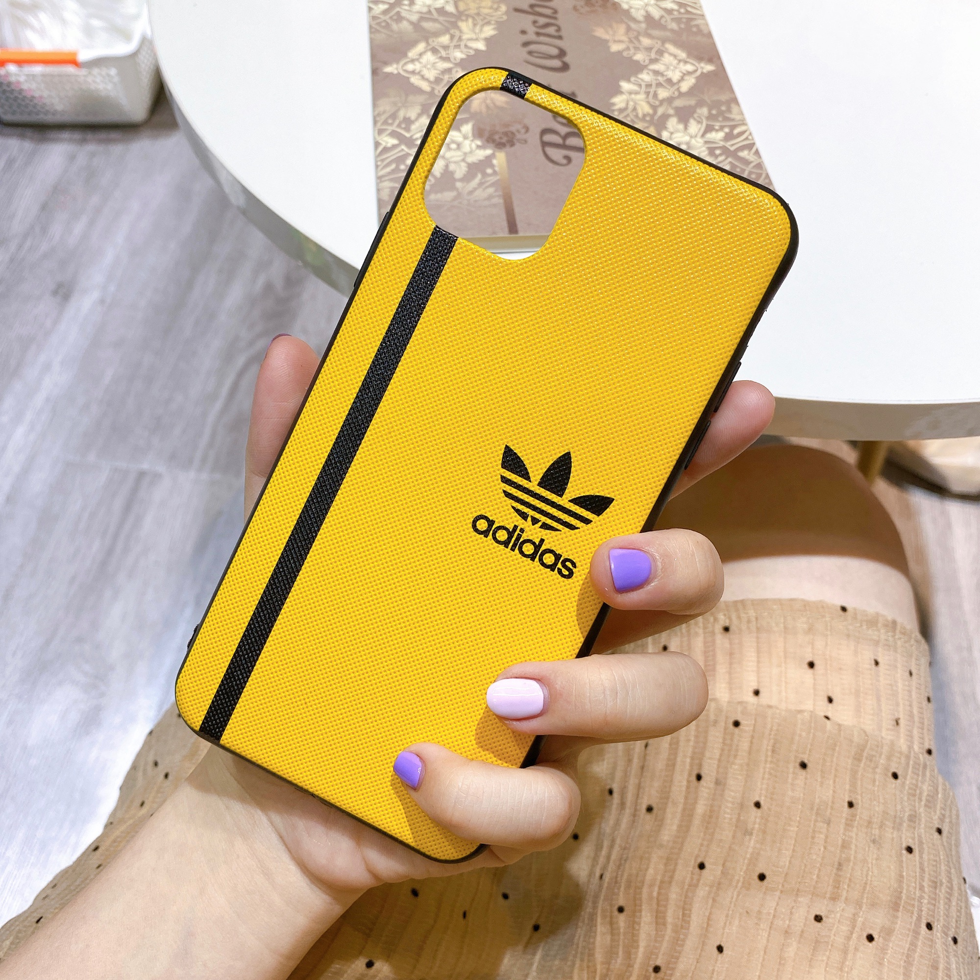 Ốp lưng iphone Adidas vân vàng