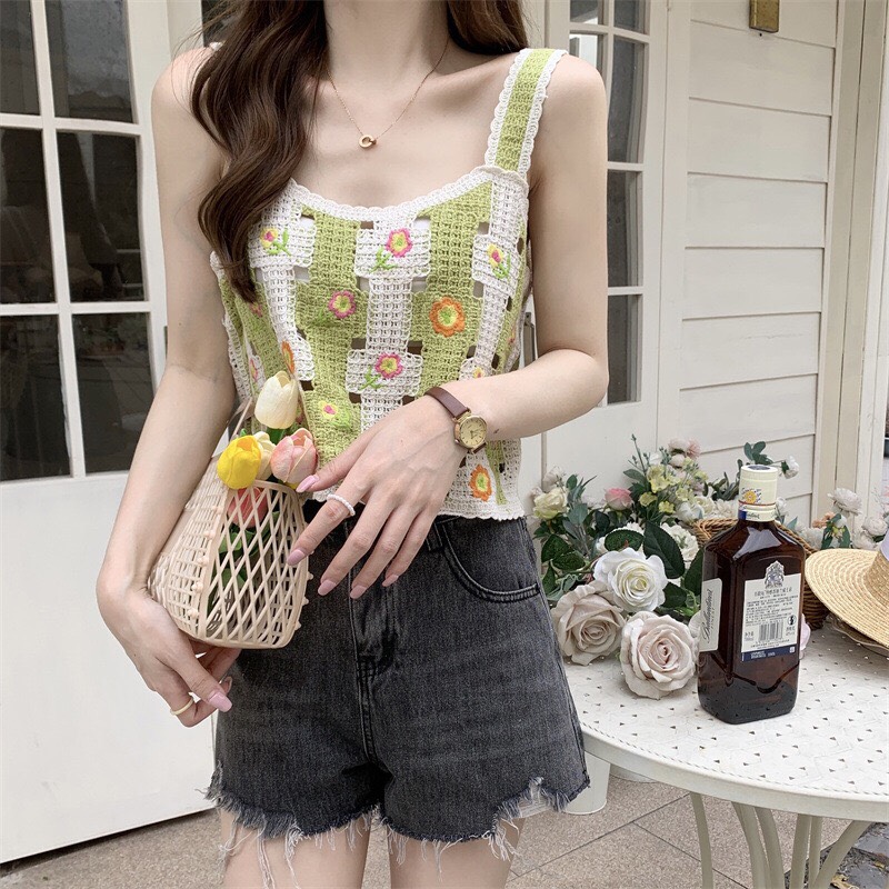Áo croptop len móc hoa thêu mặc đi biển, du lịch