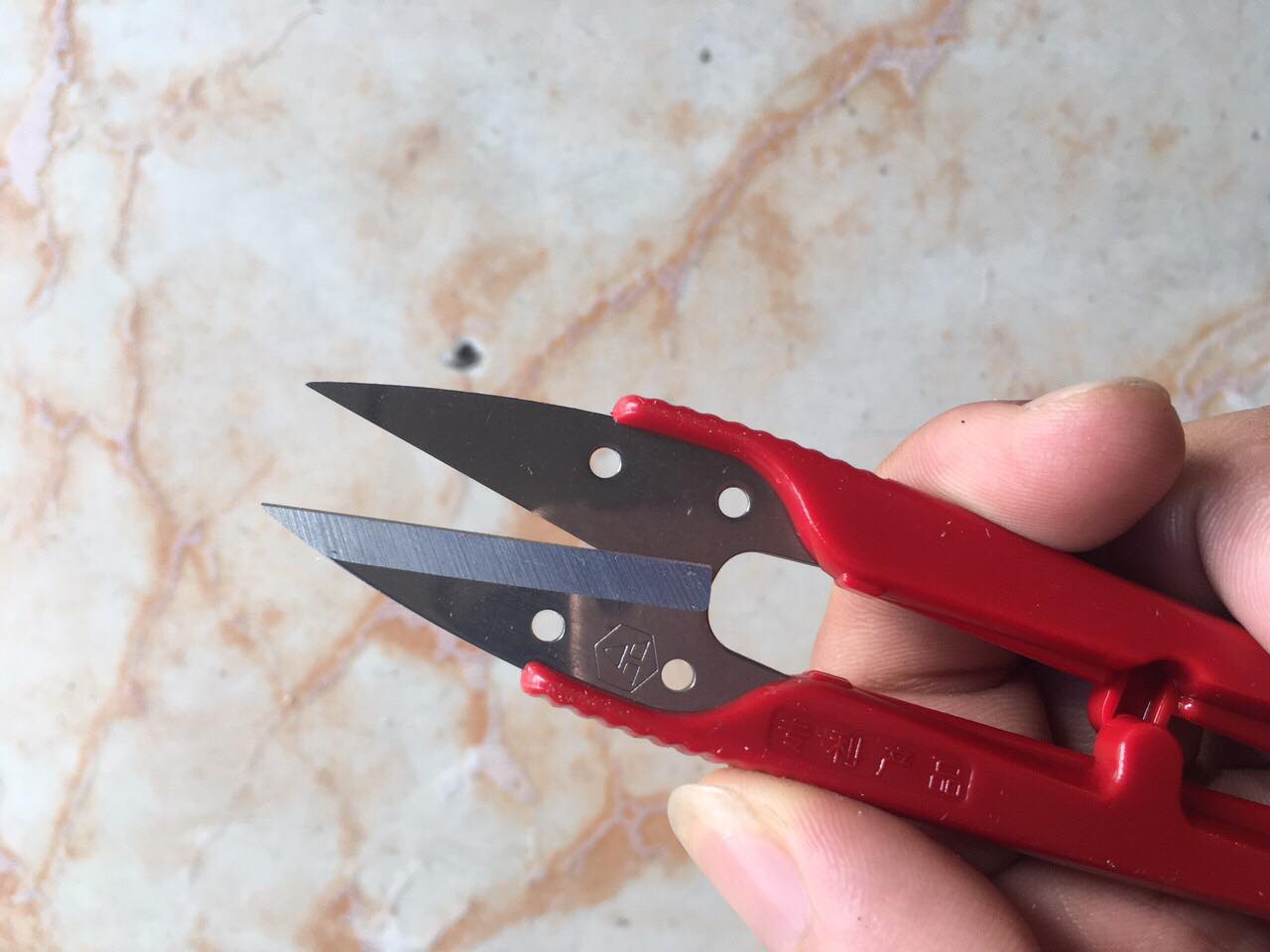 Kéo bấm chỉ lưỡi trắng cán đỏ , kéo bấm chỉ đỏ loại lớn vỉ 12 cây mã pin 1551