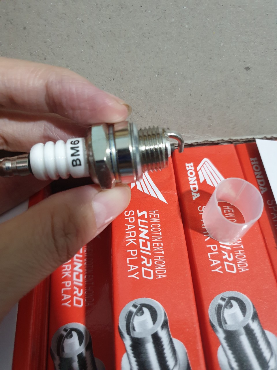 [HCM]Bugi máy cắt cỏ 2 thì ( đỏ)