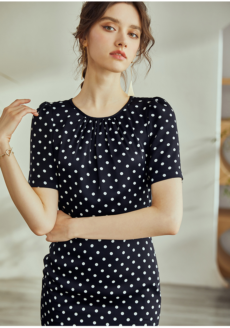 Đầm đuôi cá chấm bi đen trắng tay ngăn cổ tròn