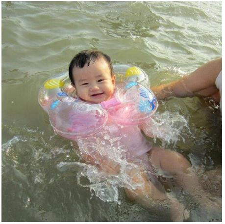 Phao nâng cổ cho bé tập bơi