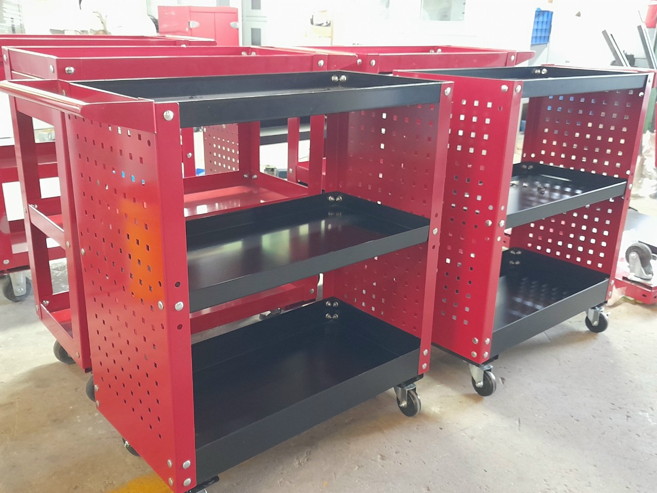 Xe đẩy 3 tầng có vách treo dụng cụ