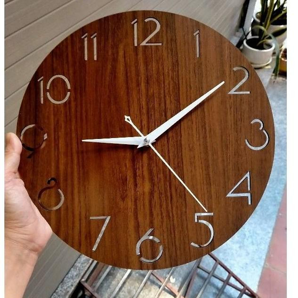 Đồng hồ treo tường bằng gỗ phong cách cổ điển