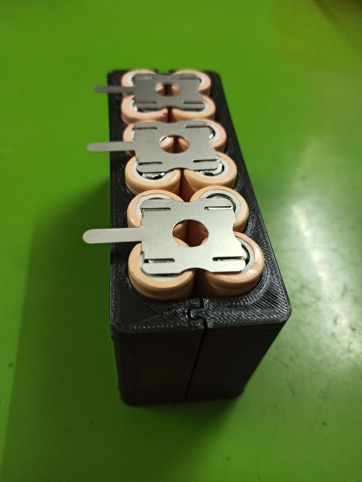 khuôn kẹp pin 18650 khi hàn cell