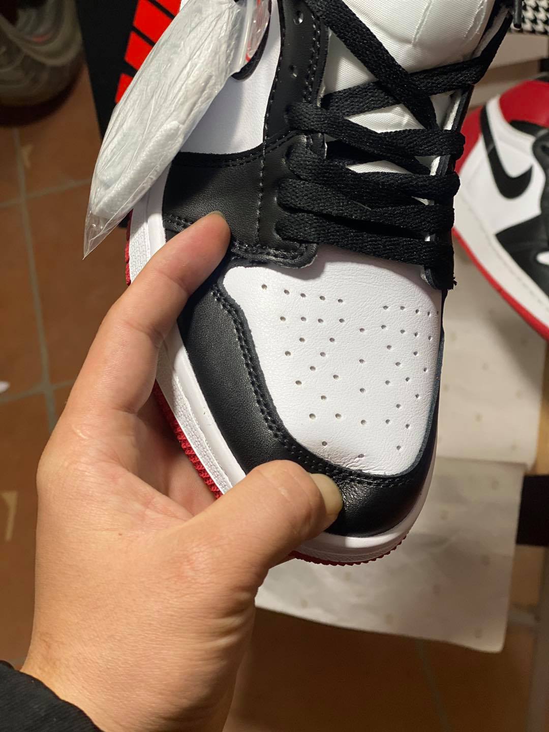 GIÀY JORDAN1 CỎ THẤP ĐỎ TRẮNG