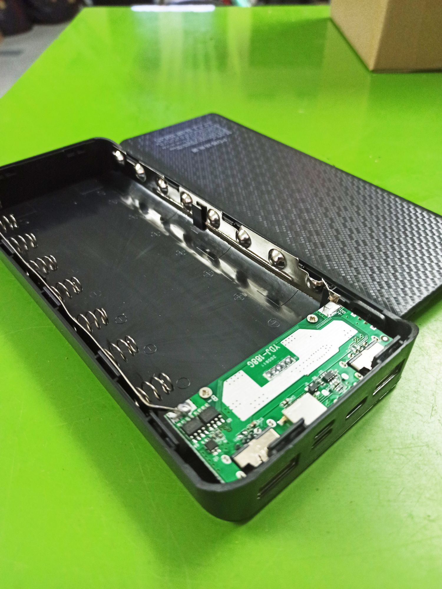Box sạc dự phòng 8 cell 3 cổng vào màu đen