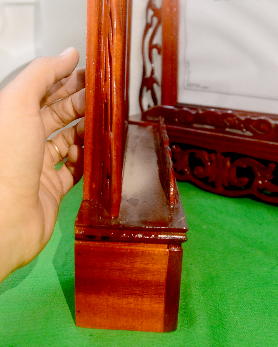 ]Khung hình có chân bằng gỗ đặt bàn thờ