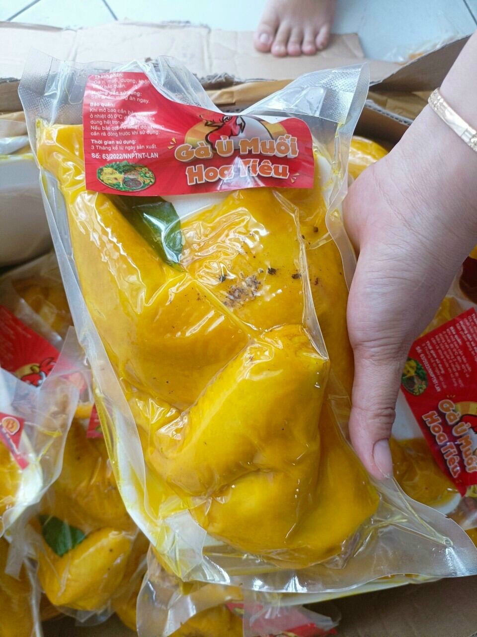 Gà ủ muối nguyên con