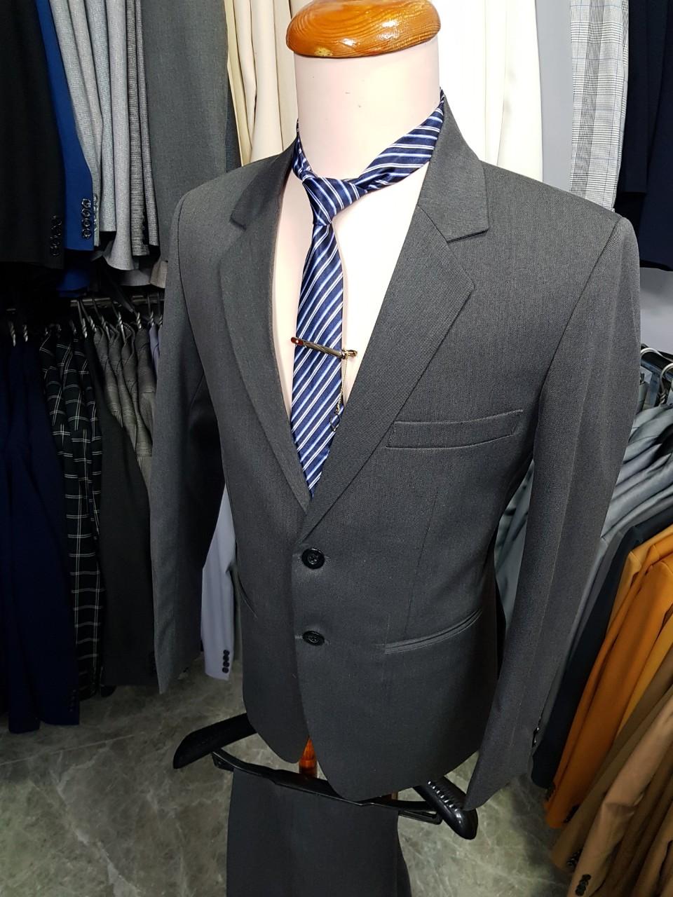 Bộ vest trung niên 2 nút màu xám đậm mềm mịn tặng cà vạt kẹp