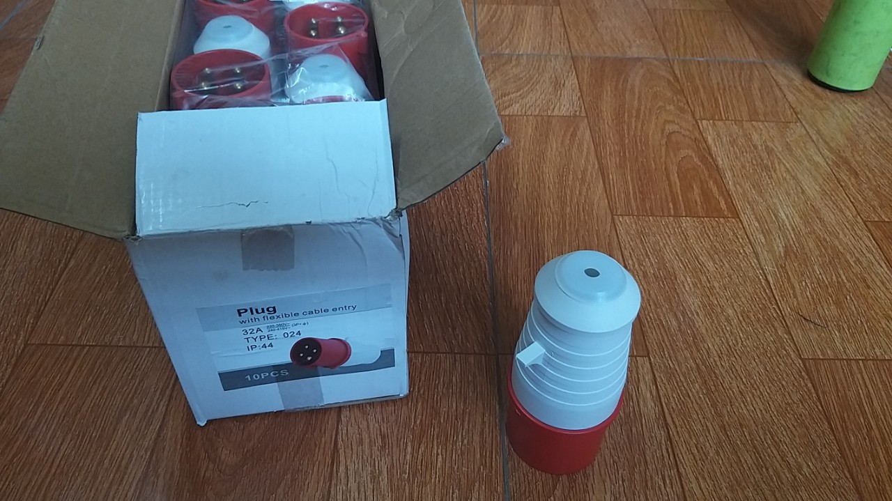 Phích cắm điện công nghiệp 3 pha 4 chấu 32A