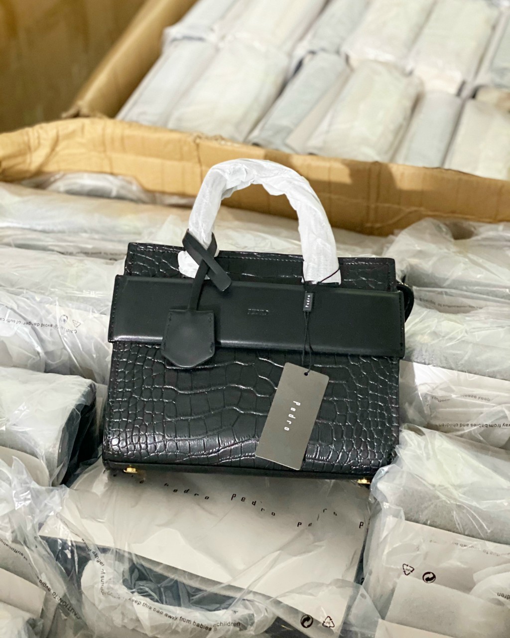 Túi xách công sở PEDR0 đang on web siêu xinh PW2-46390008