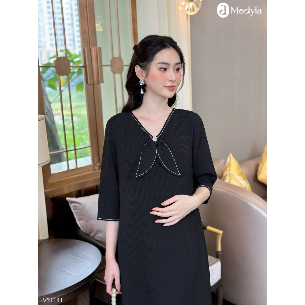MEDYLA - Đầm bầu dự tiệc thu đông thiết kế 2 lớp đen xốp lót lụa vạt cổ viền trắng cho bầu đi chơi, du lịch - VS1141
