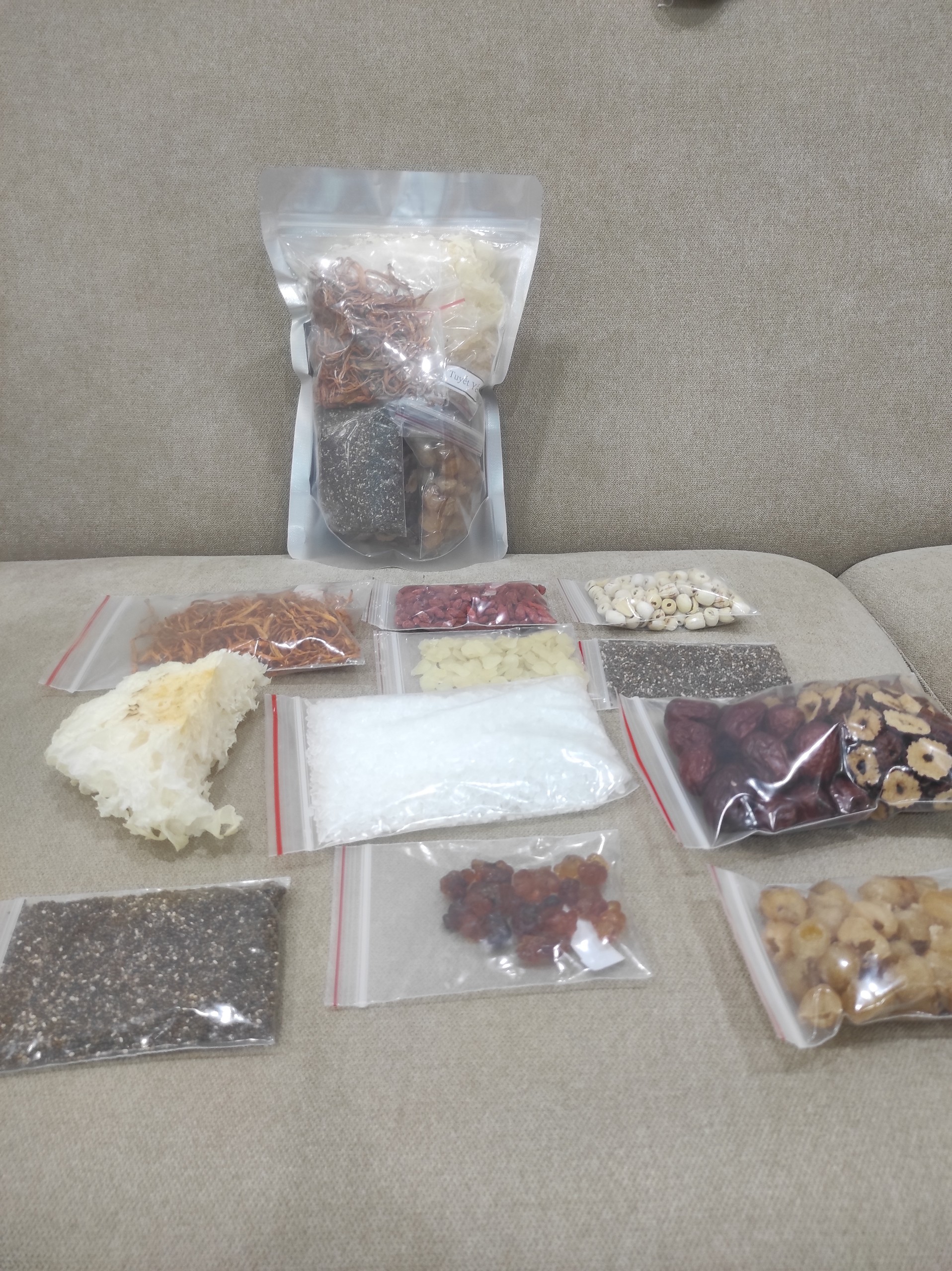 Chè dưỡng nhan tuyết yến 12món