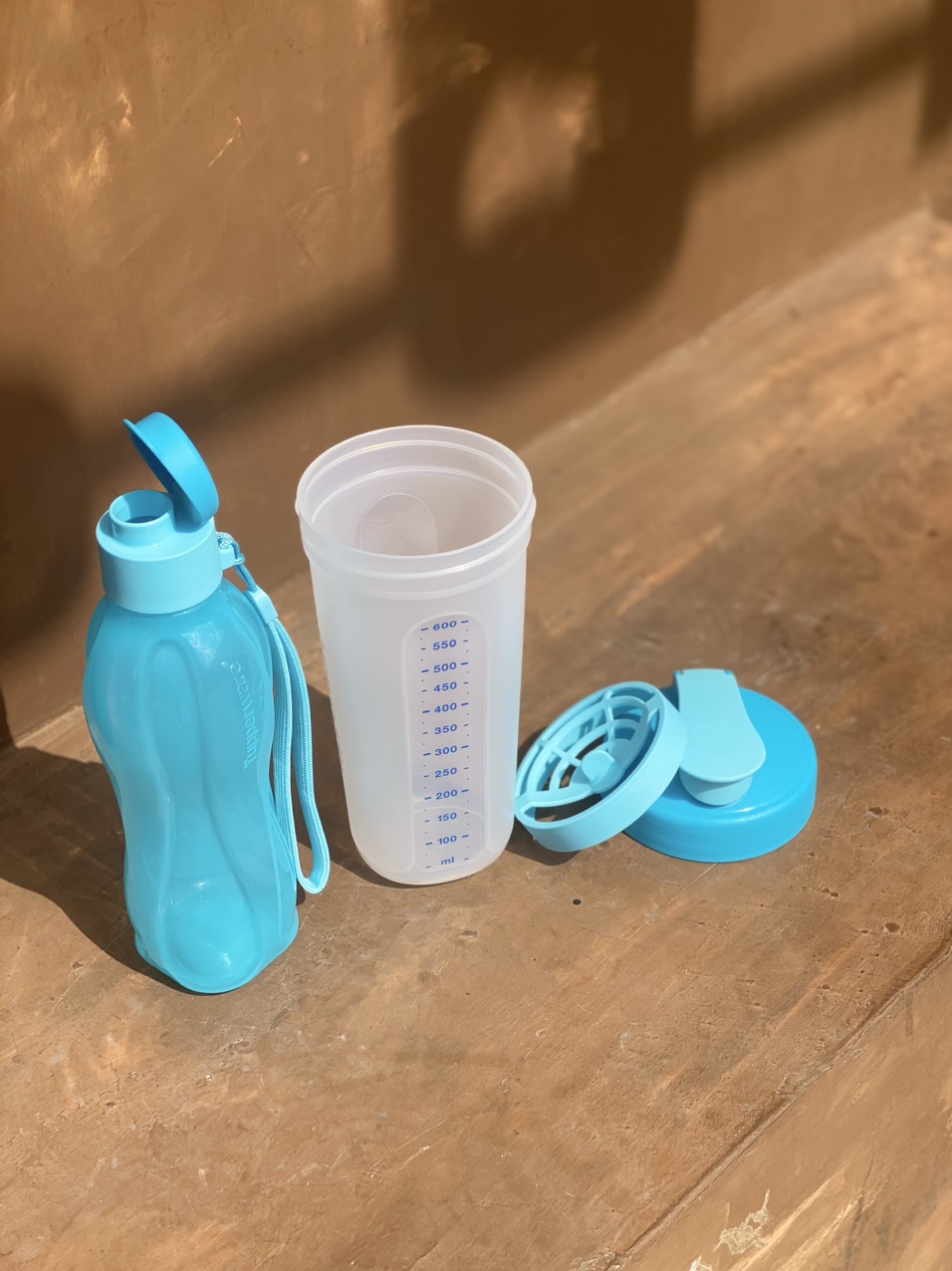 Bộ Bình Nước Tupperware Shake N Go Gen II (Mẫu mới 2023) - Gồm bình nước và bình lắc