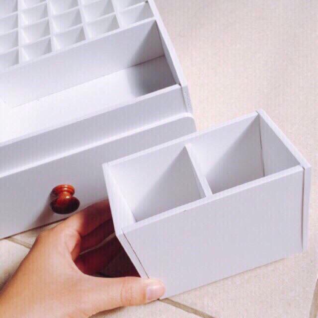 Kệ đựng Mỹ phẩm trắng sang trọng