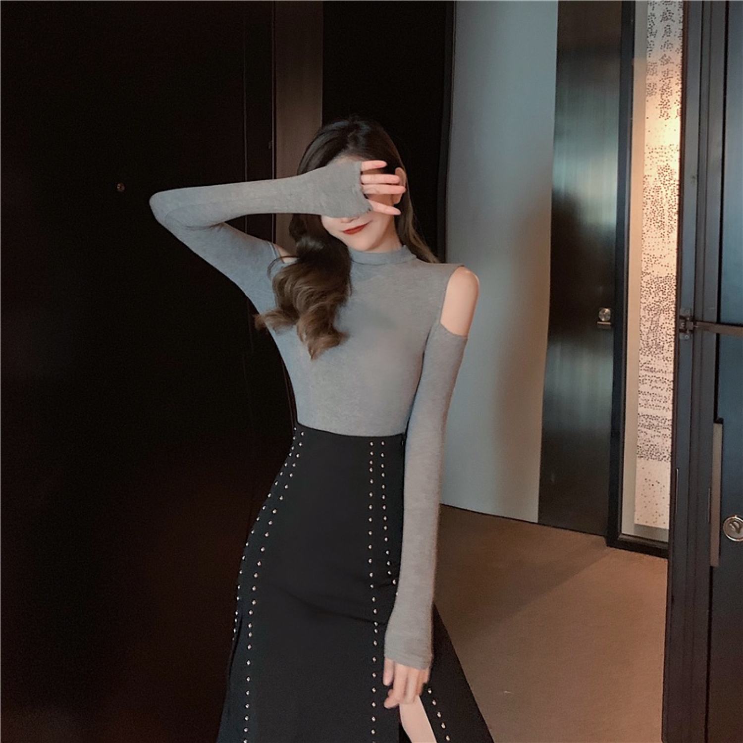 SUA010 Áo thun ôm body cổ lọ khoét vai đen trơn tay dài sexy tôn dáng Áo phông kiểu nữ cao cổ hè thu đông hở 2 vai hot